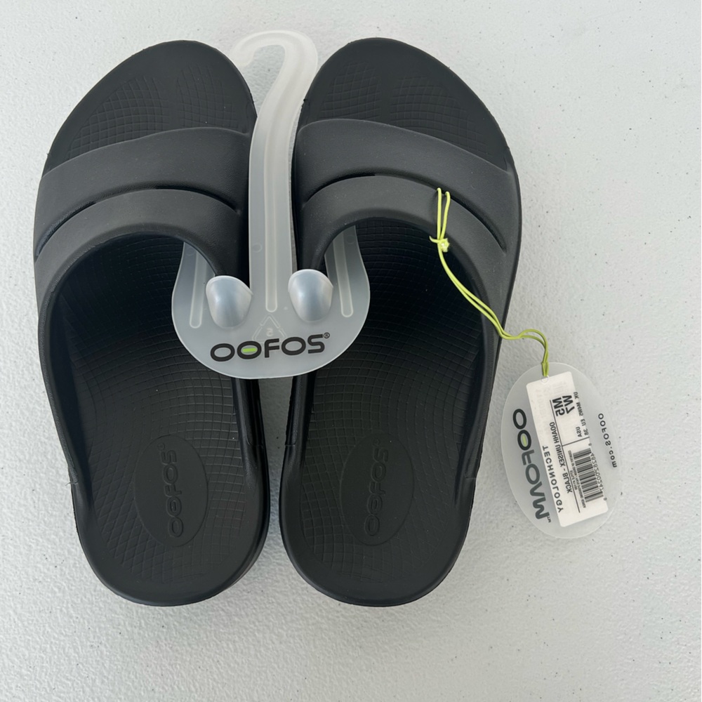 NWT Oofos slides